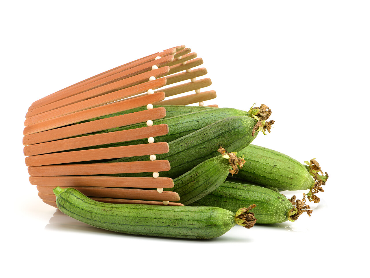 在白色背景上的新鲜丝瓜