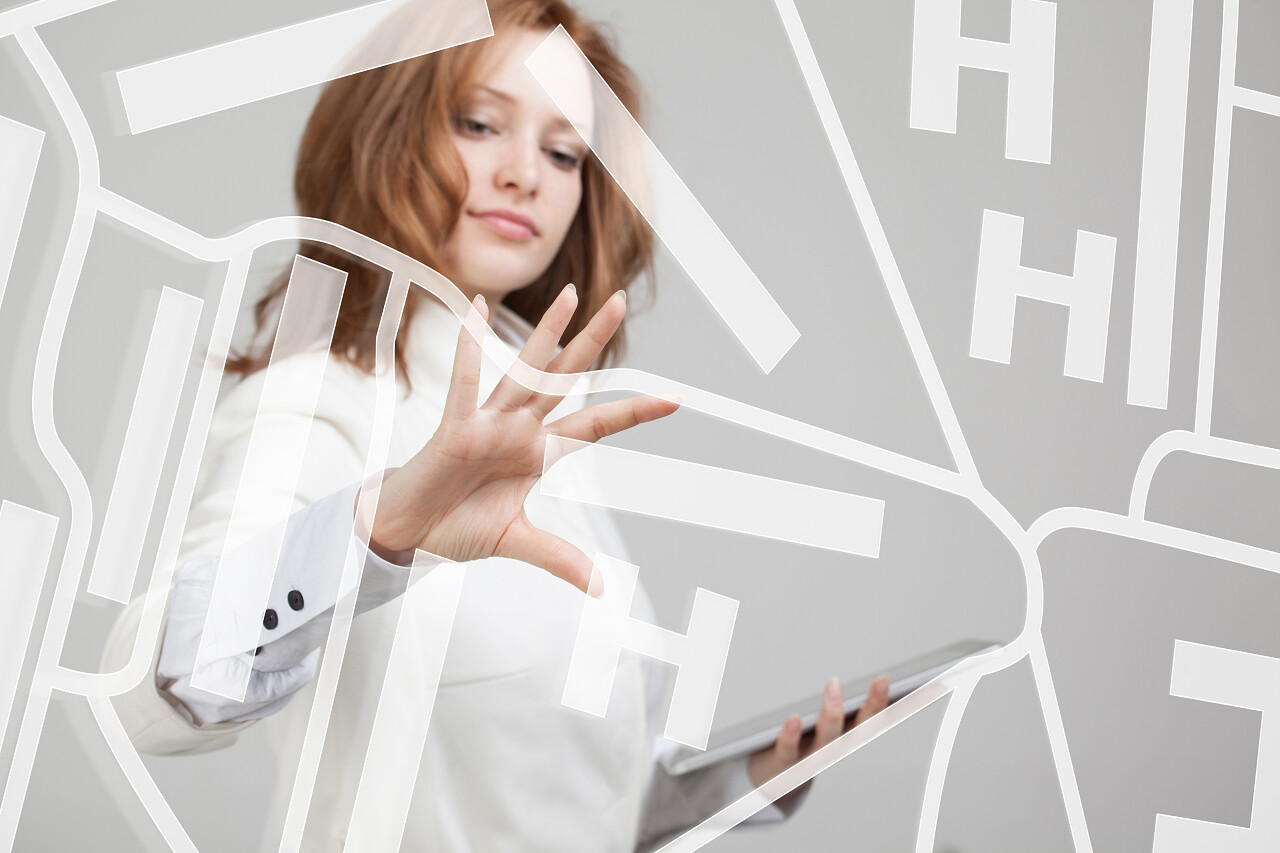 透明屏幕前的女人展示未来的技术 导航定位概念