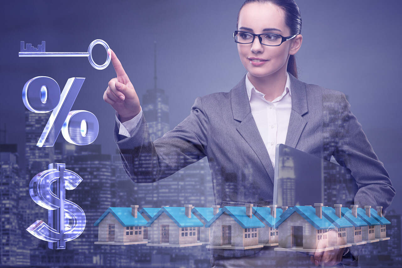 女商人在展示住房抵押贷款的概念