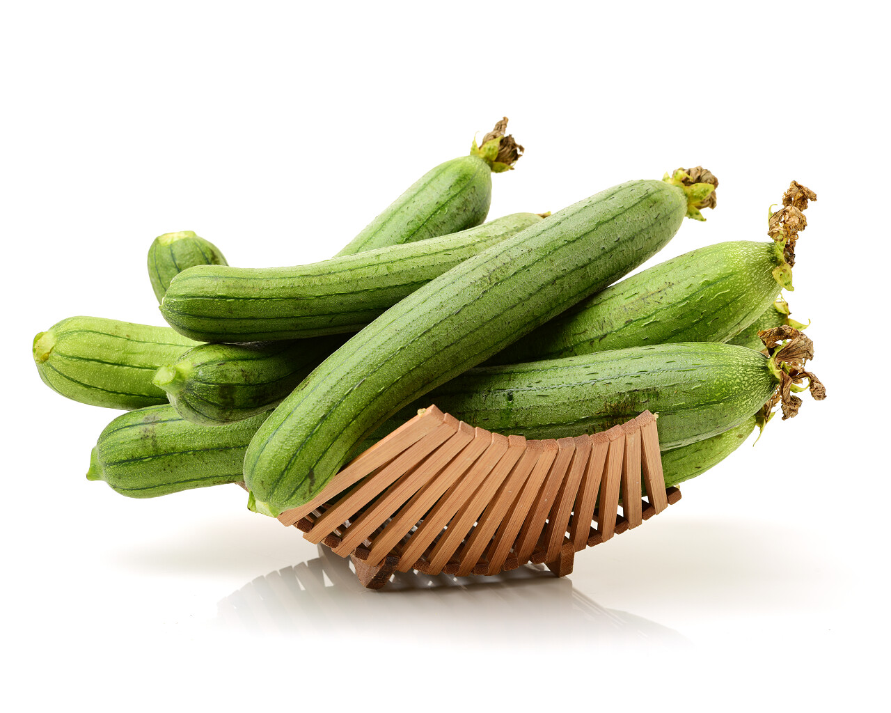 在白色背景上的新鲜丝瓜