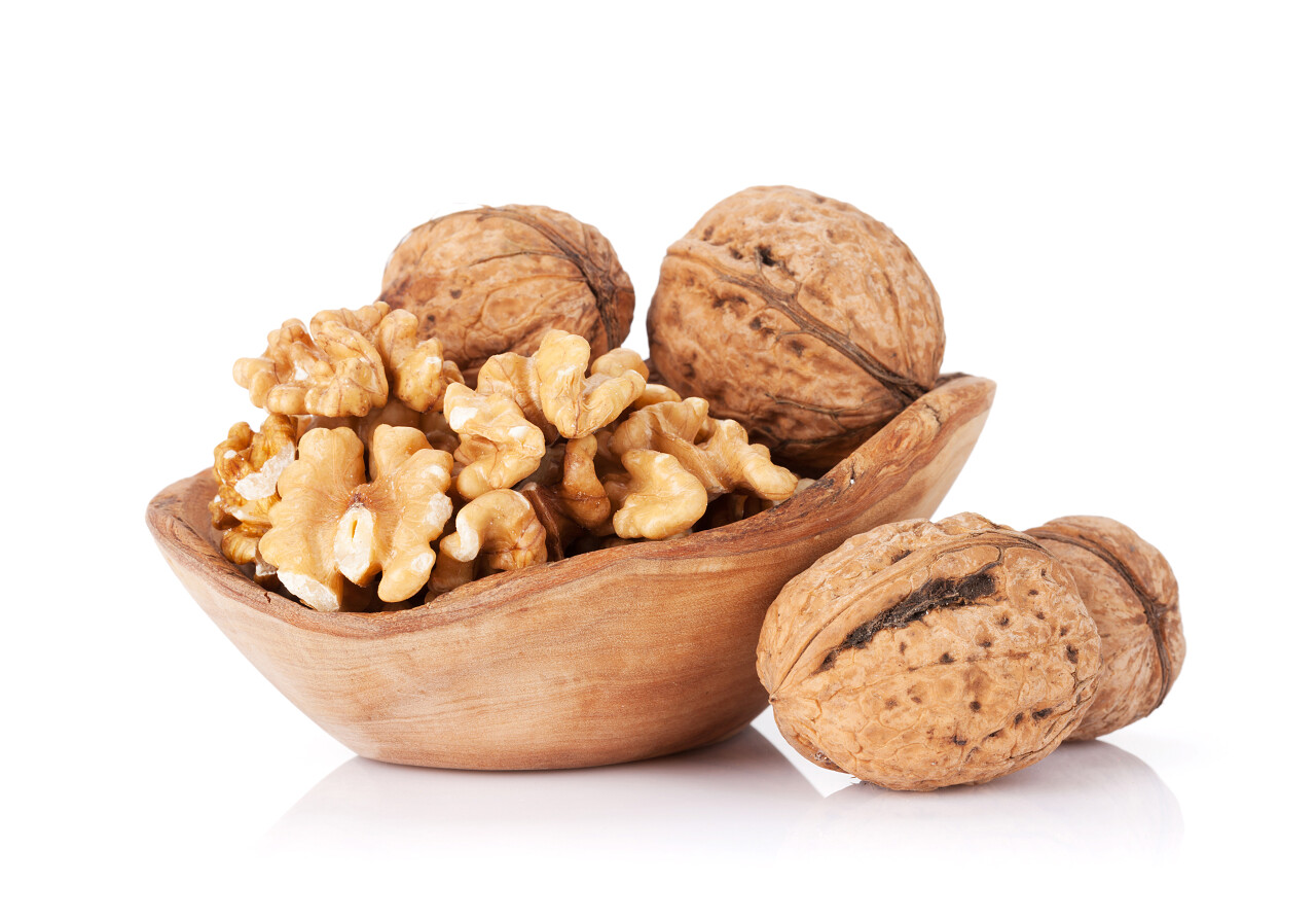 木碗里的核桃坚果