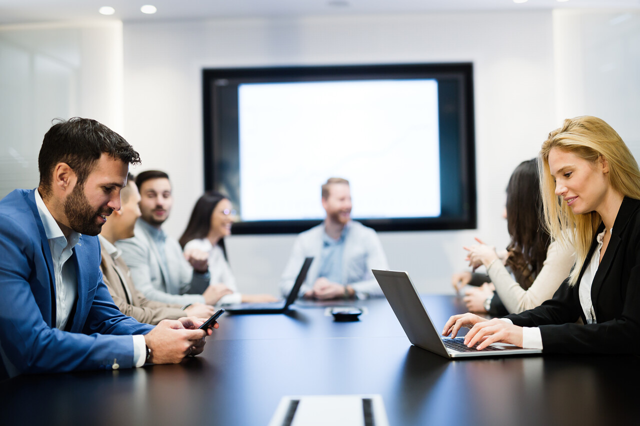 商界人士在董事会会议室开会会议