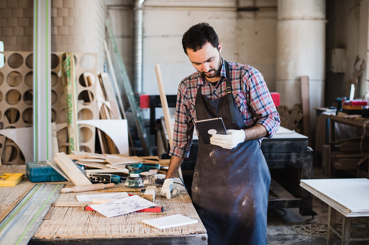 木工工作室中的木匠