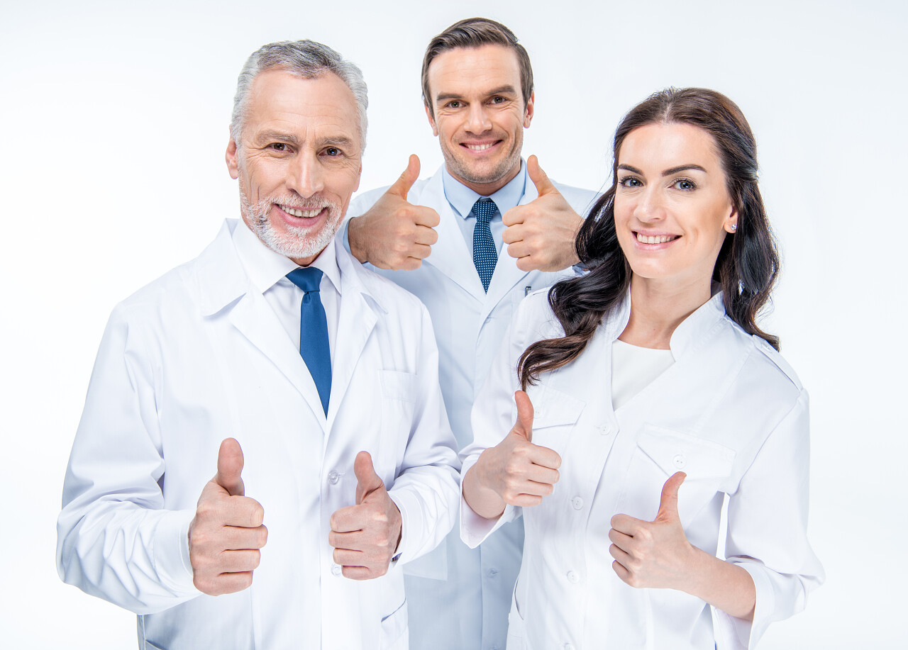 三个医生合影点赞加油医生加油医生的手医生手势点赞手势