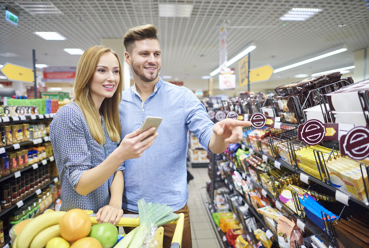 妻子和丈夫在杂货店购物