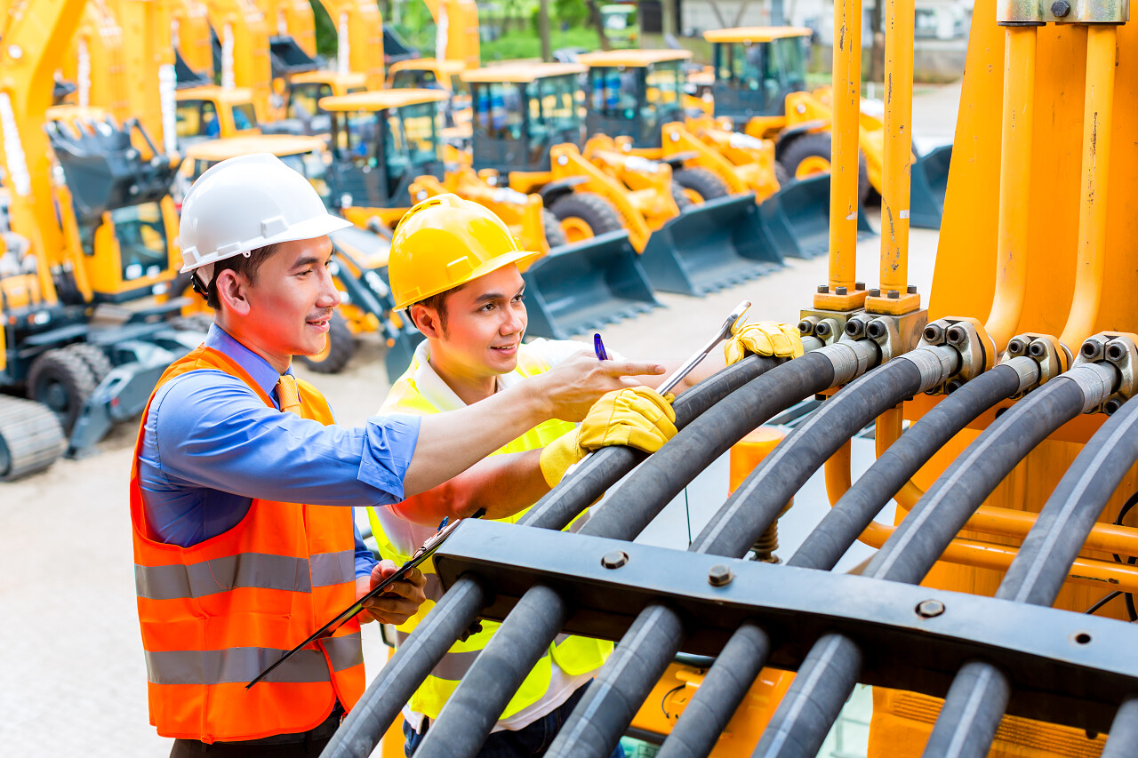 电机机械工程师商讨建设车间任务