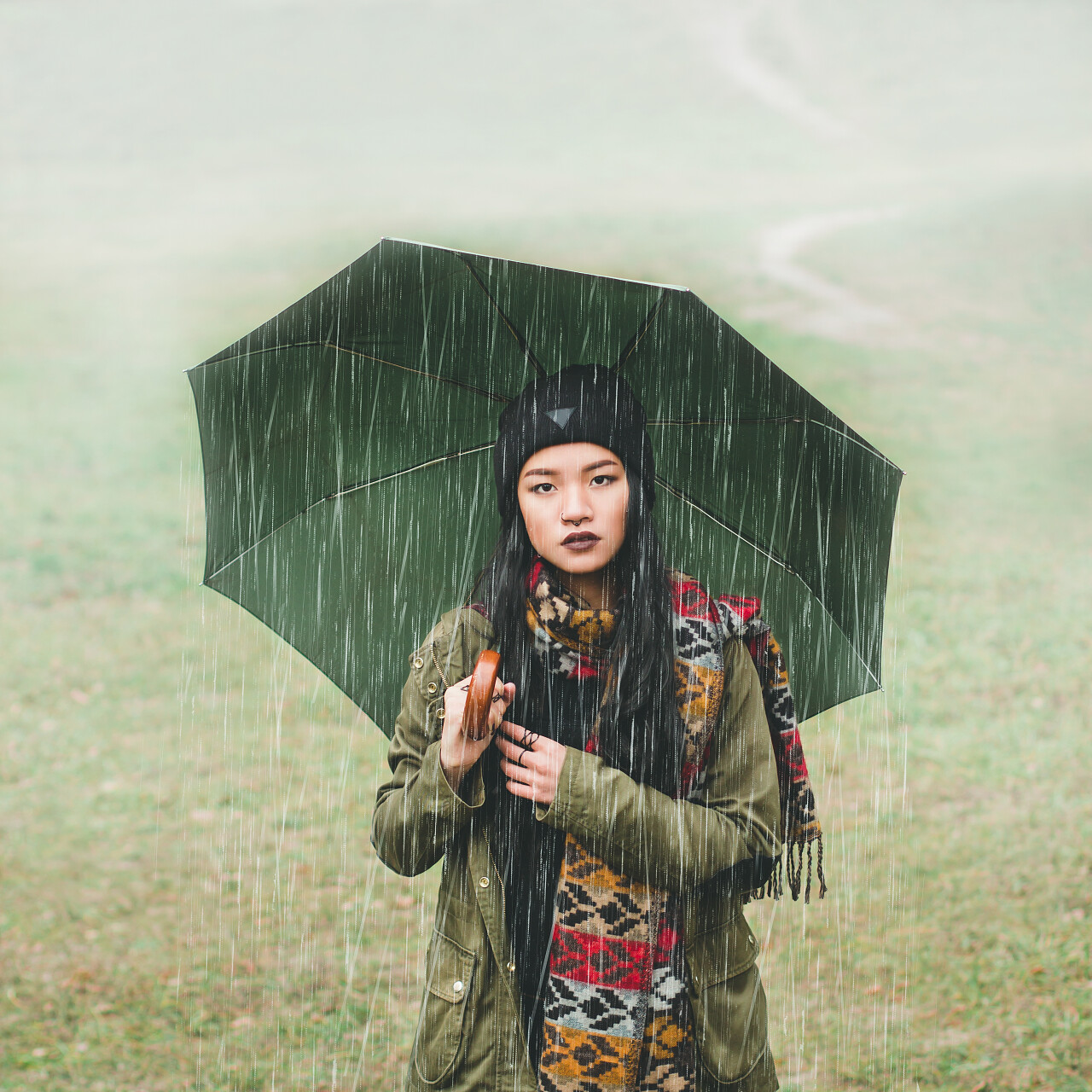 戏剧的女孩拿着雨伞