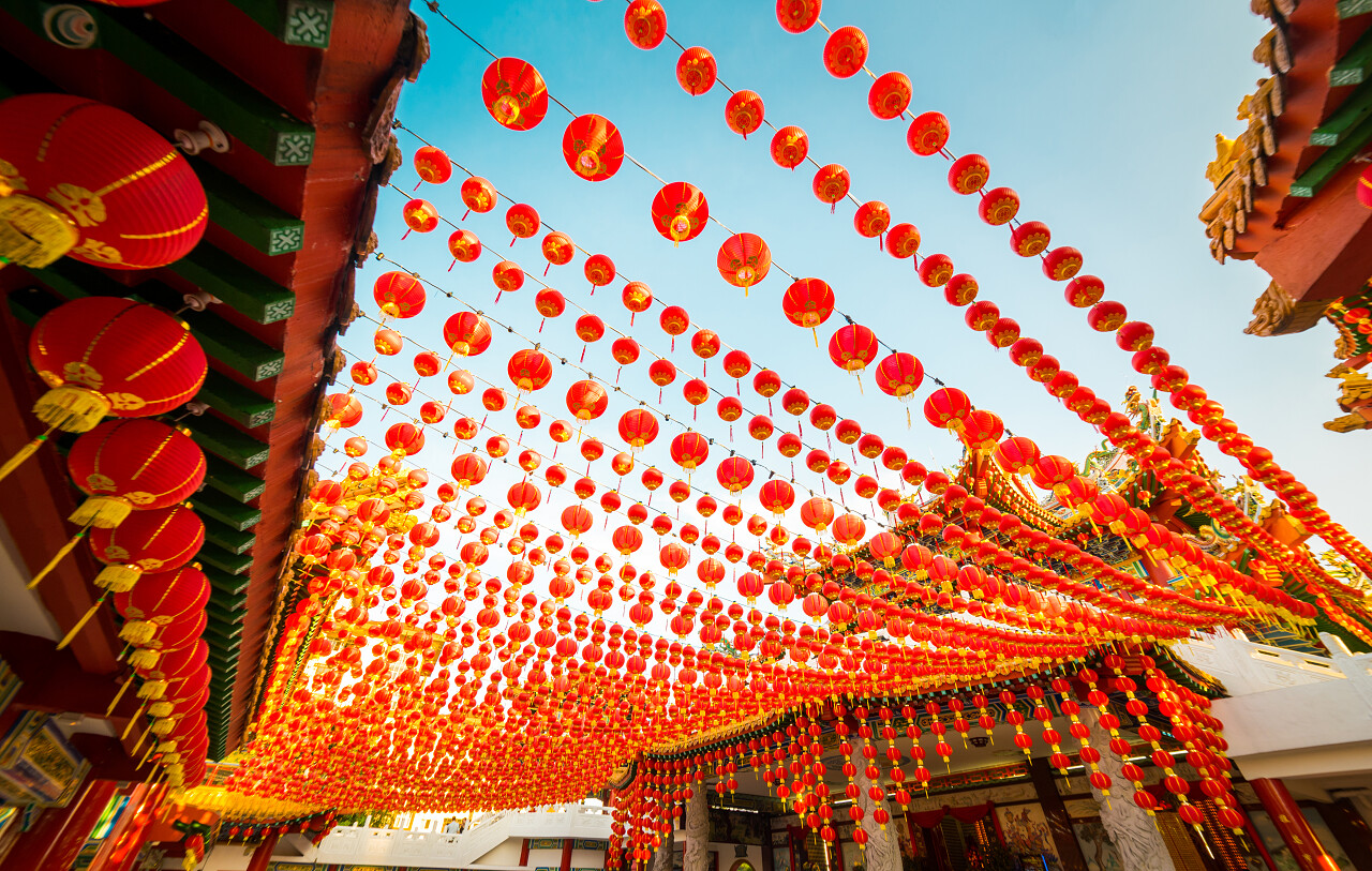 马来西亚红灯笼装饰在吉隆坡天后宫这是为即将到来的中国新年做准备