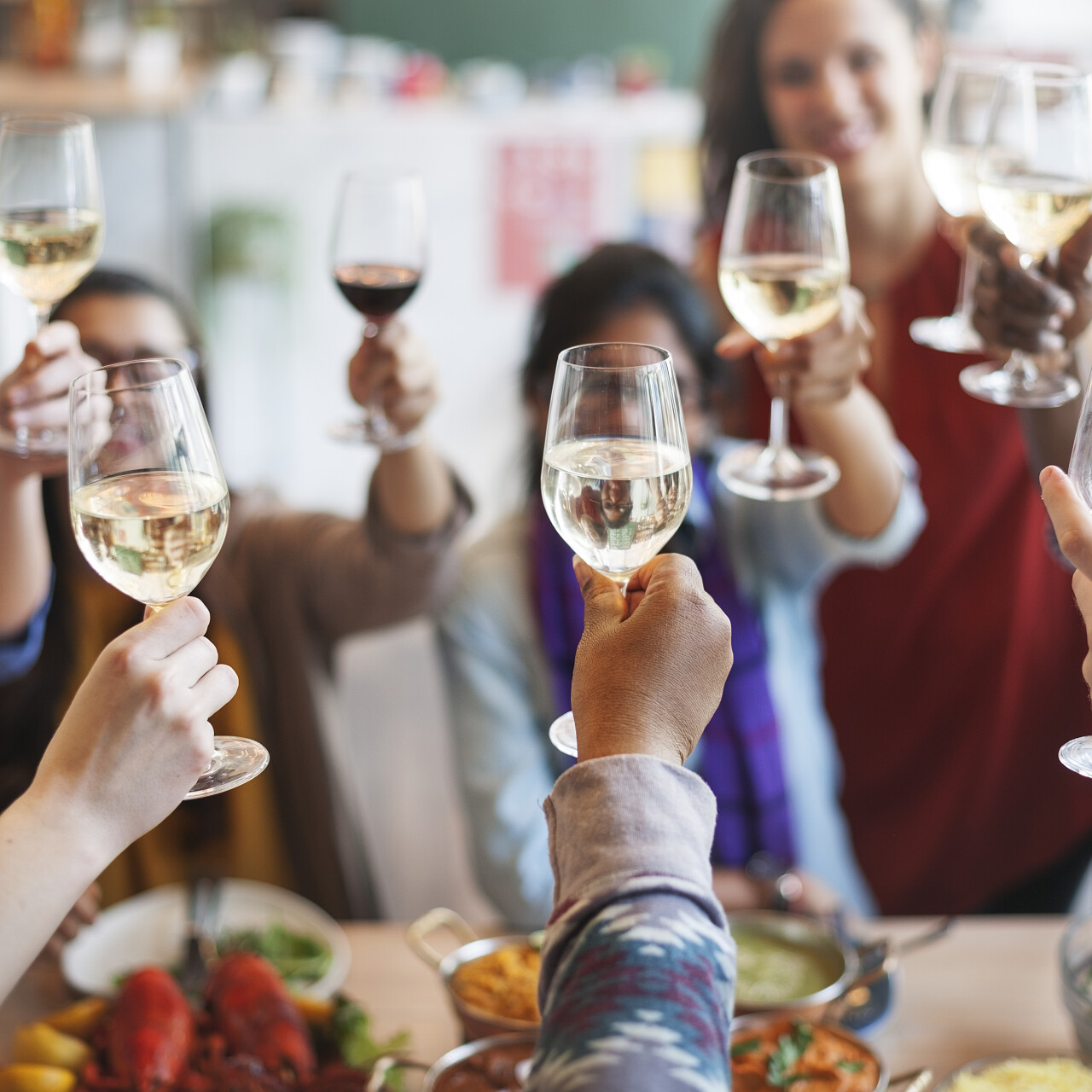 人们聚在一起举杯