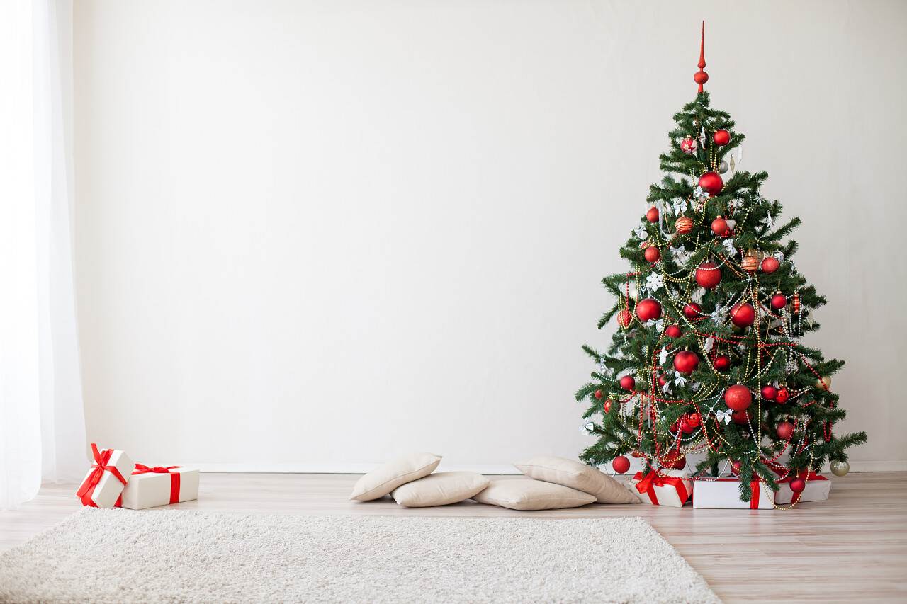 白色的房间中的圣诞树