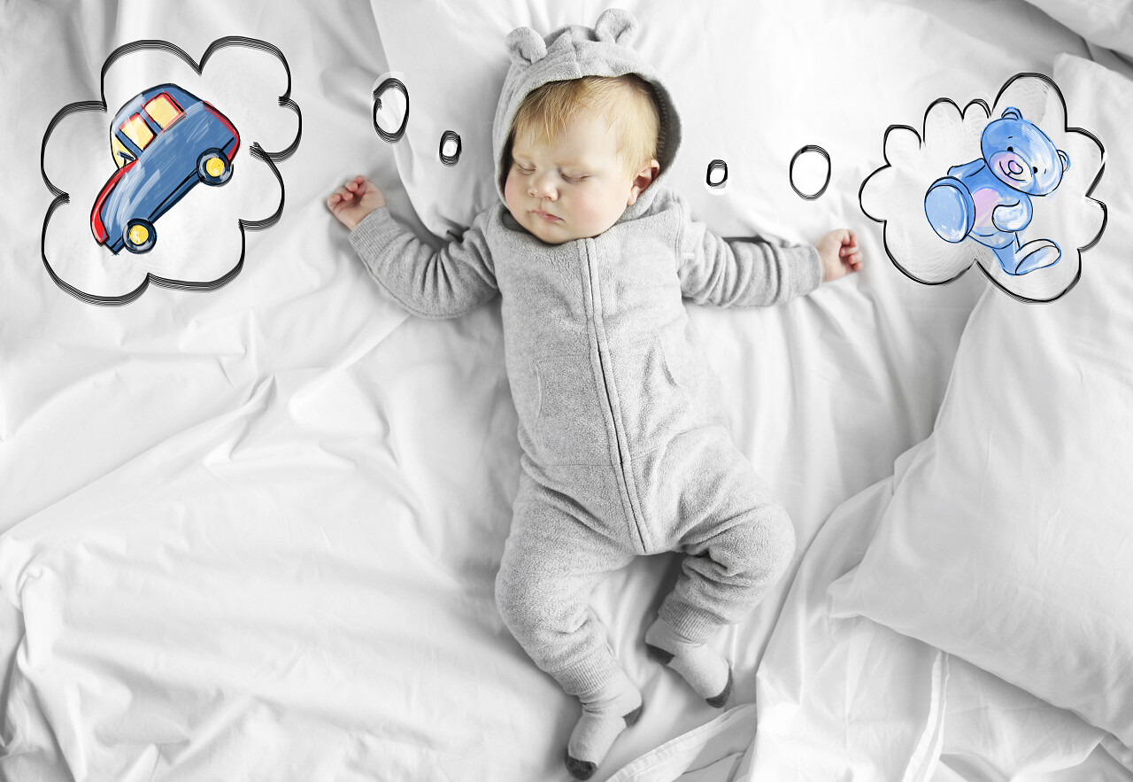 可爱的宝宝在床上睡觉