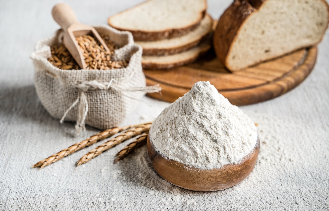 小麦、 面包和面粉在桌子上