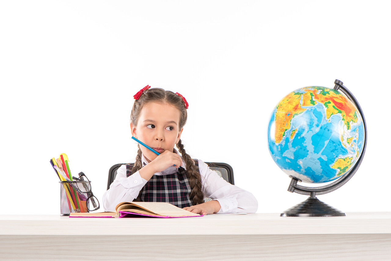 女学生做作业和看着地球