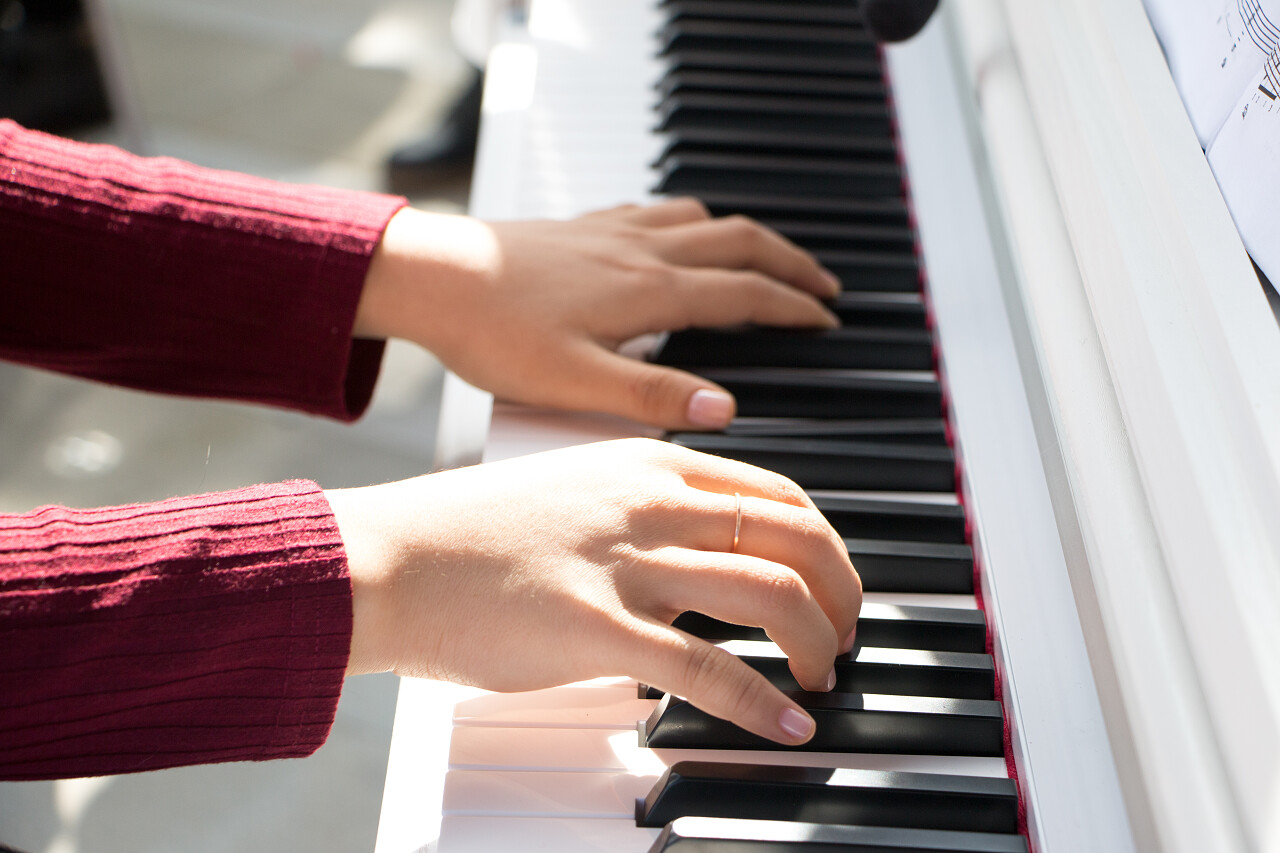 一双手正在弹钢琴