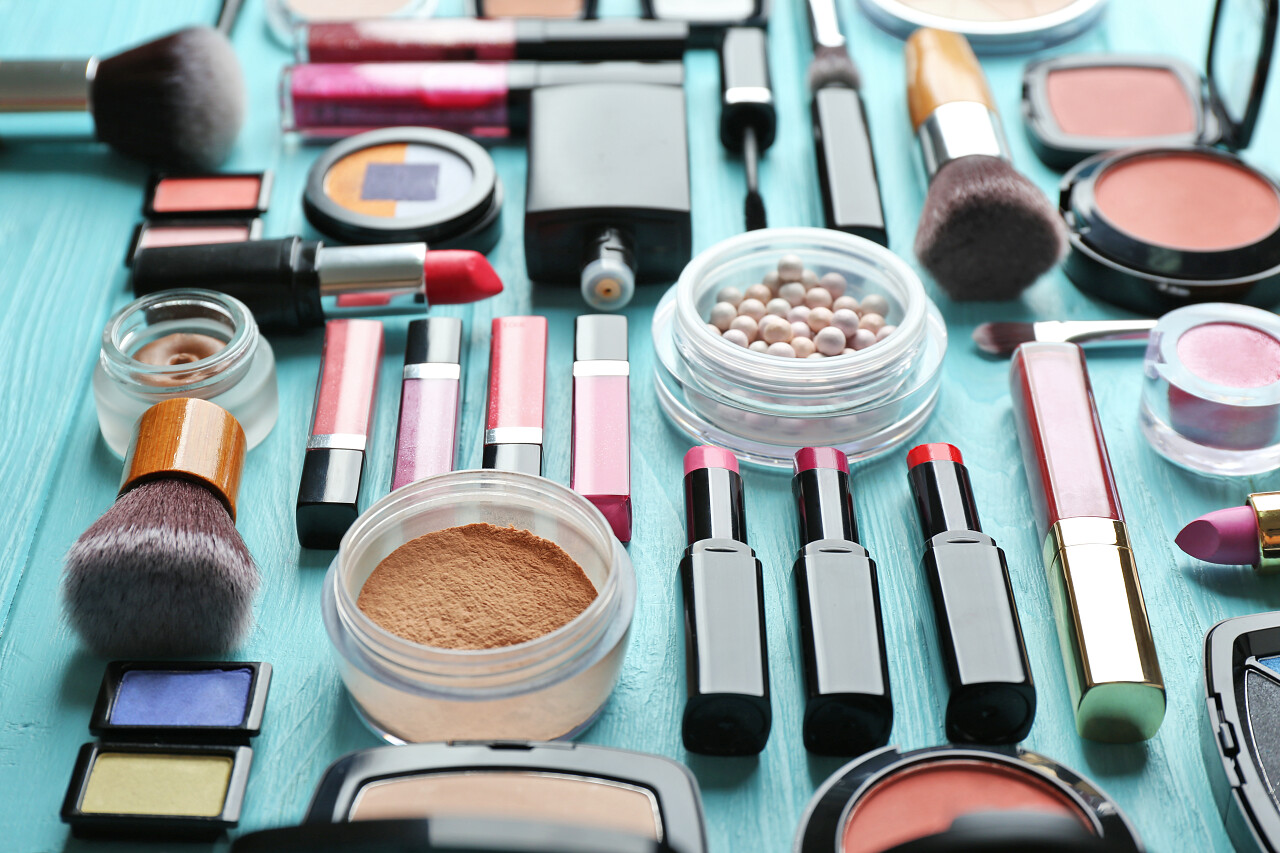 桌子上的化妆品一套