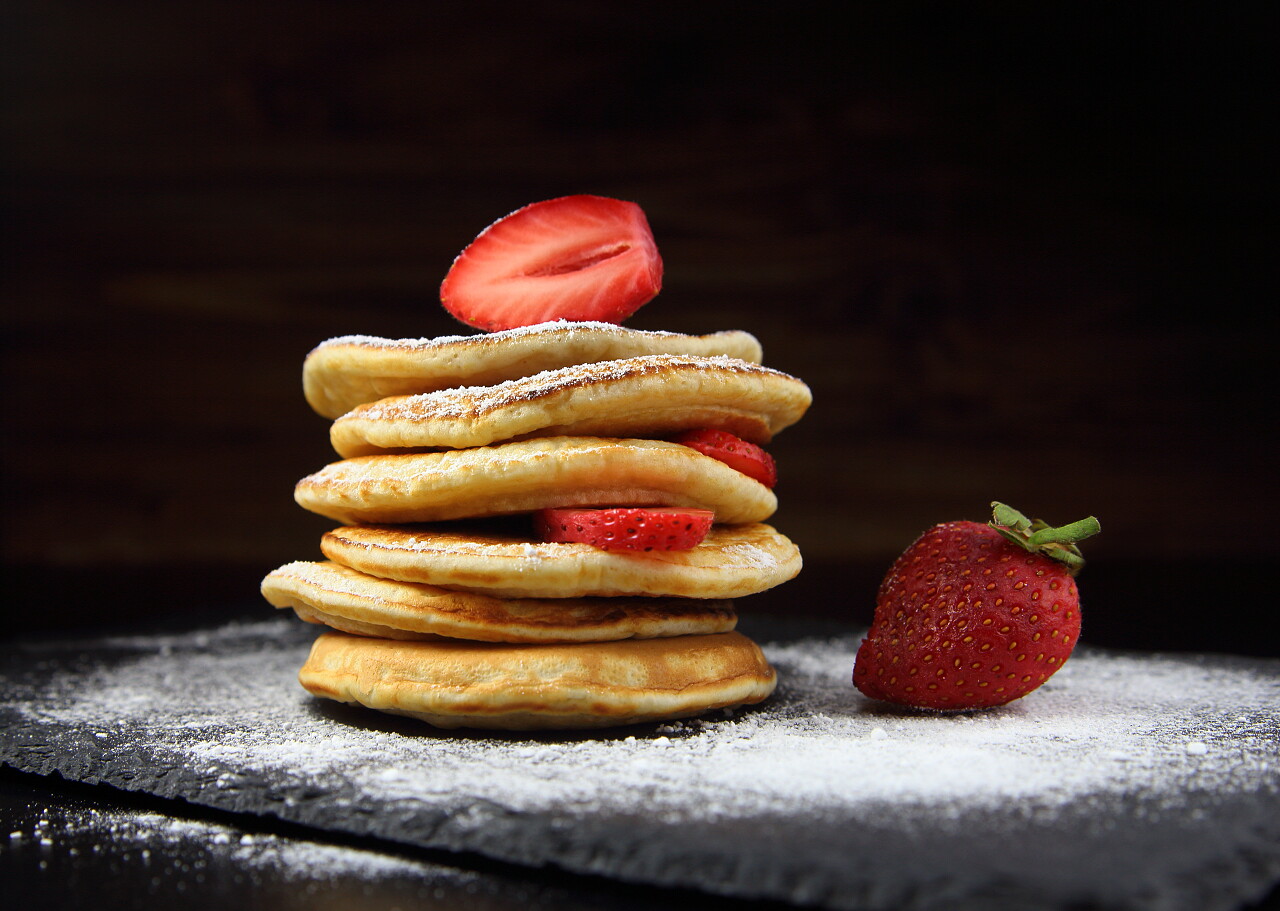 黑色背景上的美食