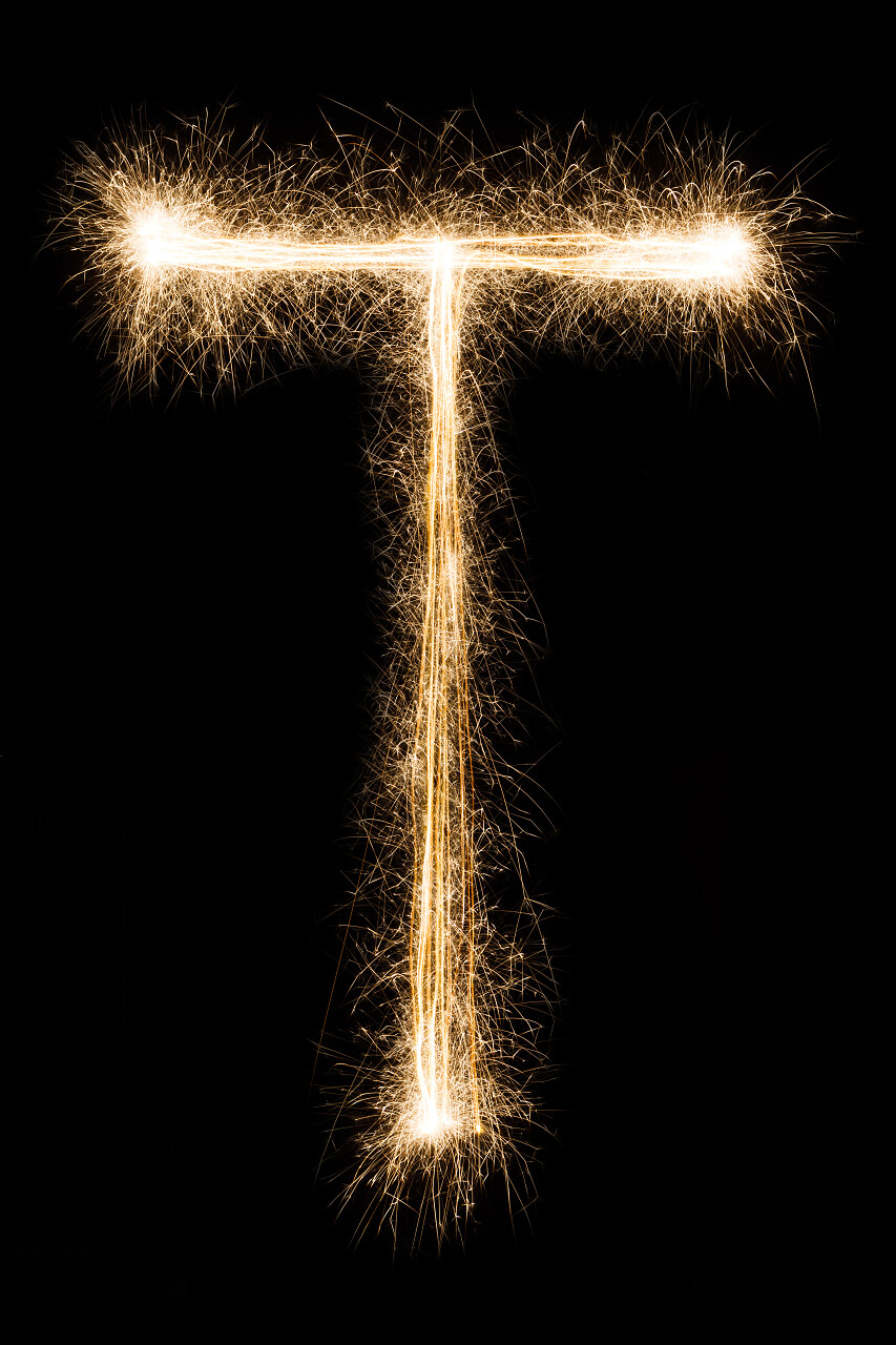 燃烧的字母T火花