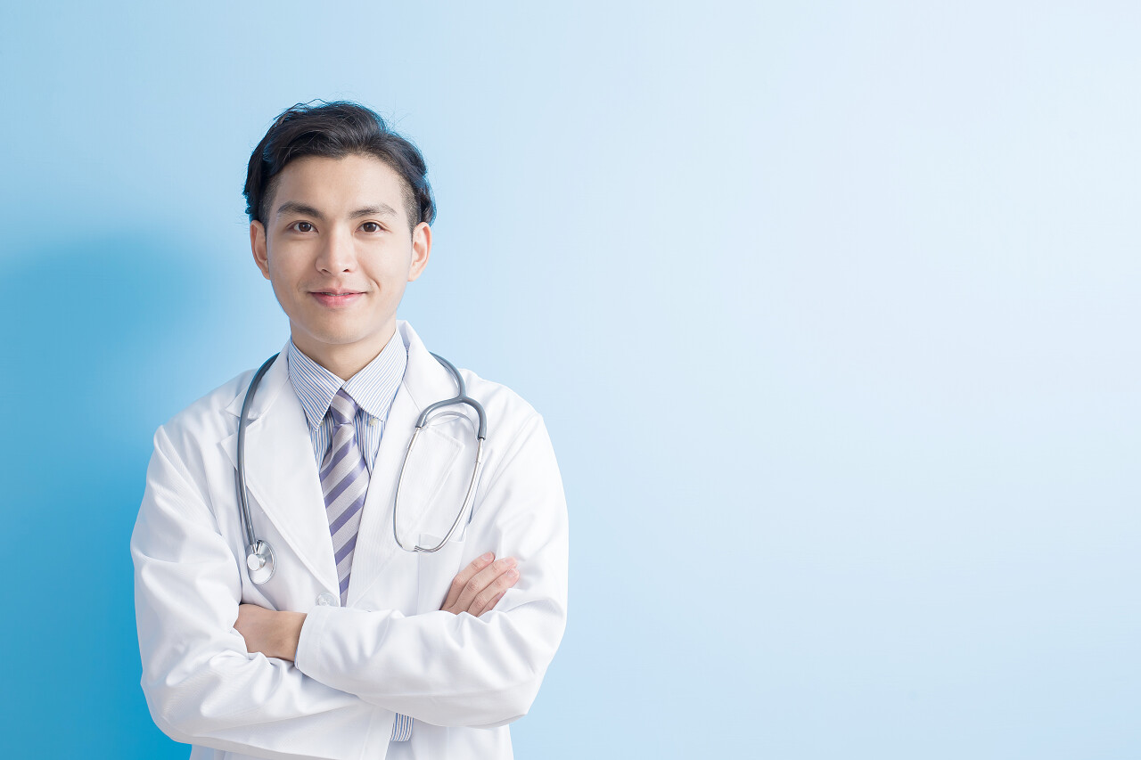 面对镜头微笑的男医生亚洲医生