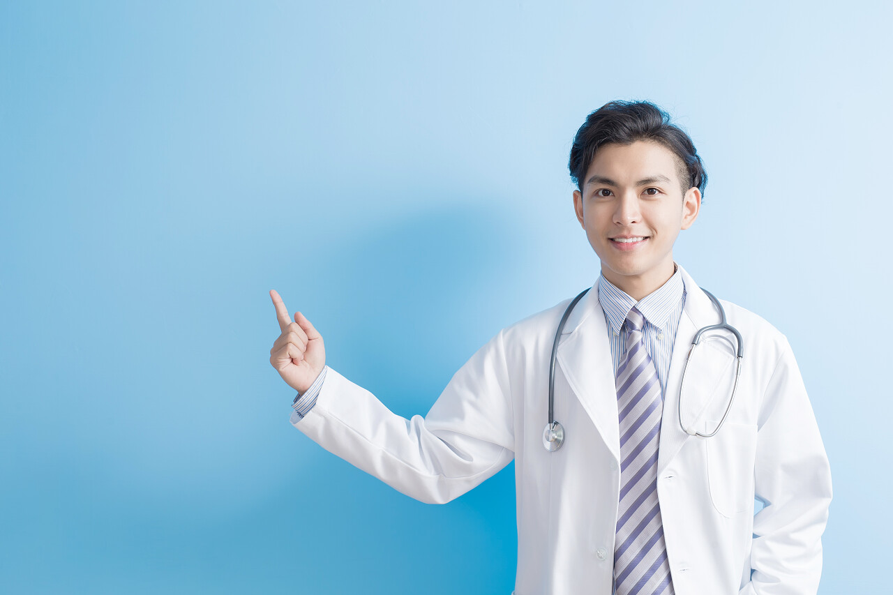微笑的帅气男医生亚洲医生