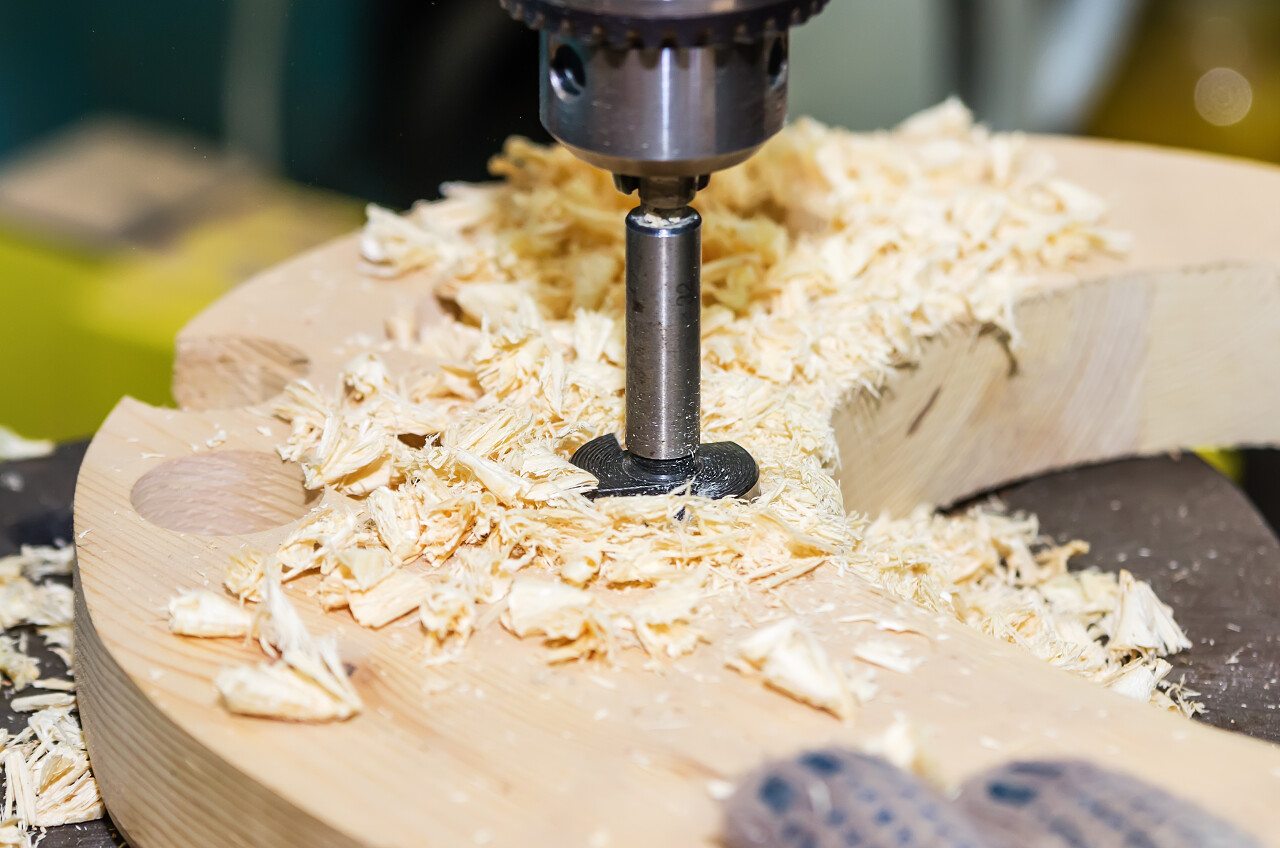 正在家具车间中制作家具