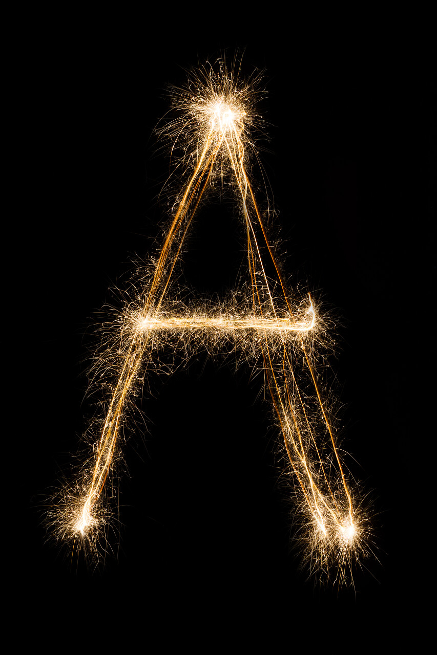 黑色背景上燃烧的英语大写字母A