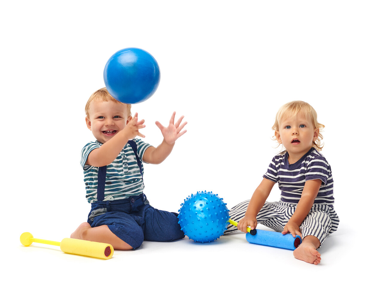 两个小孩子正在玩气球六一儿童节61儿童节