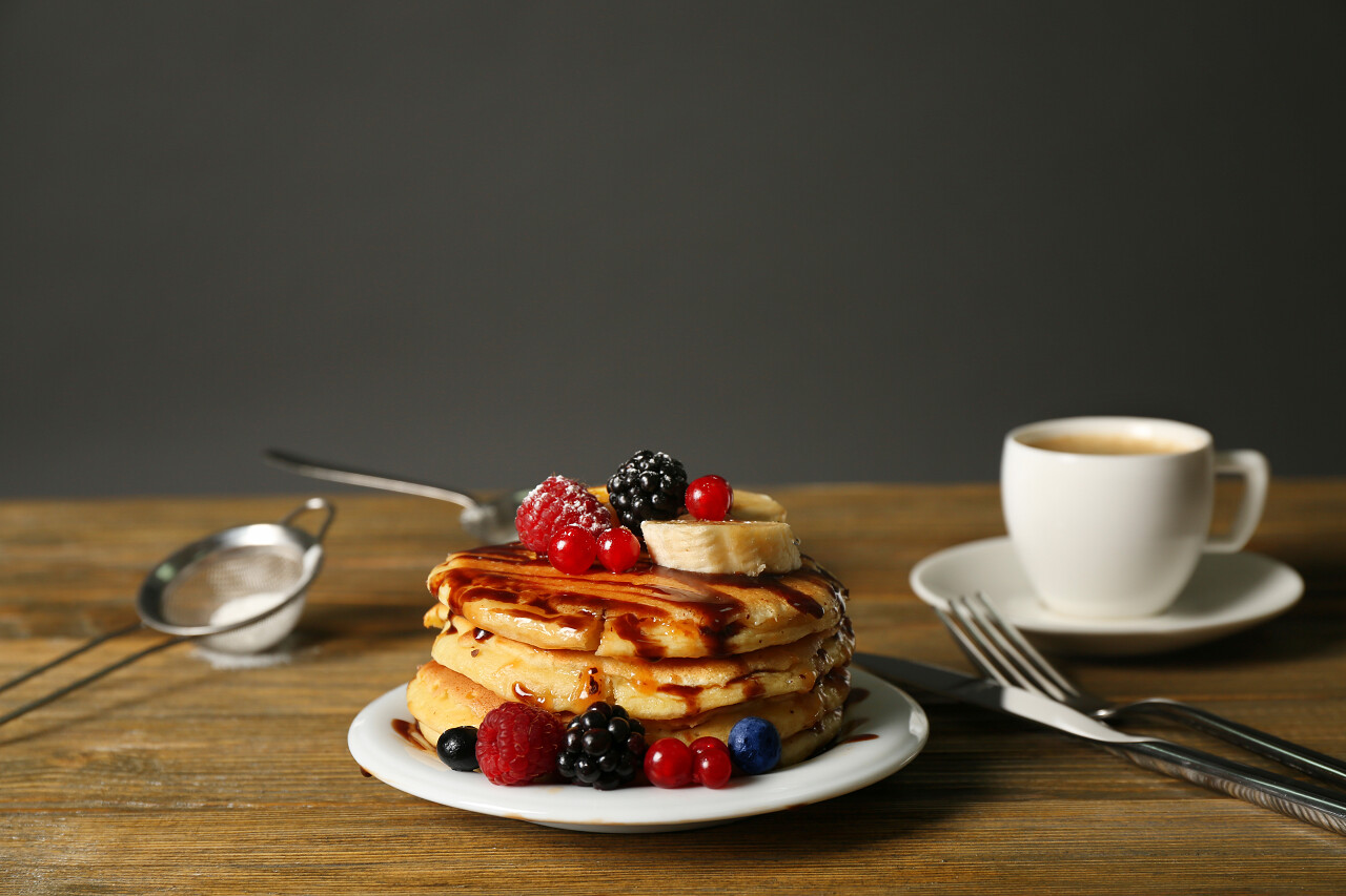 木制的桌子上的浆果华夫饼