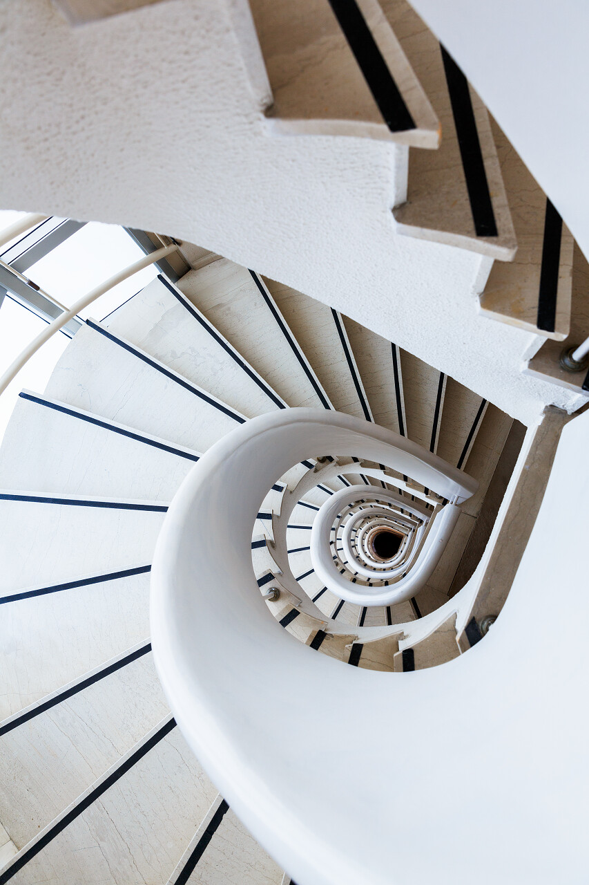 白色的螺旋楼梯照片