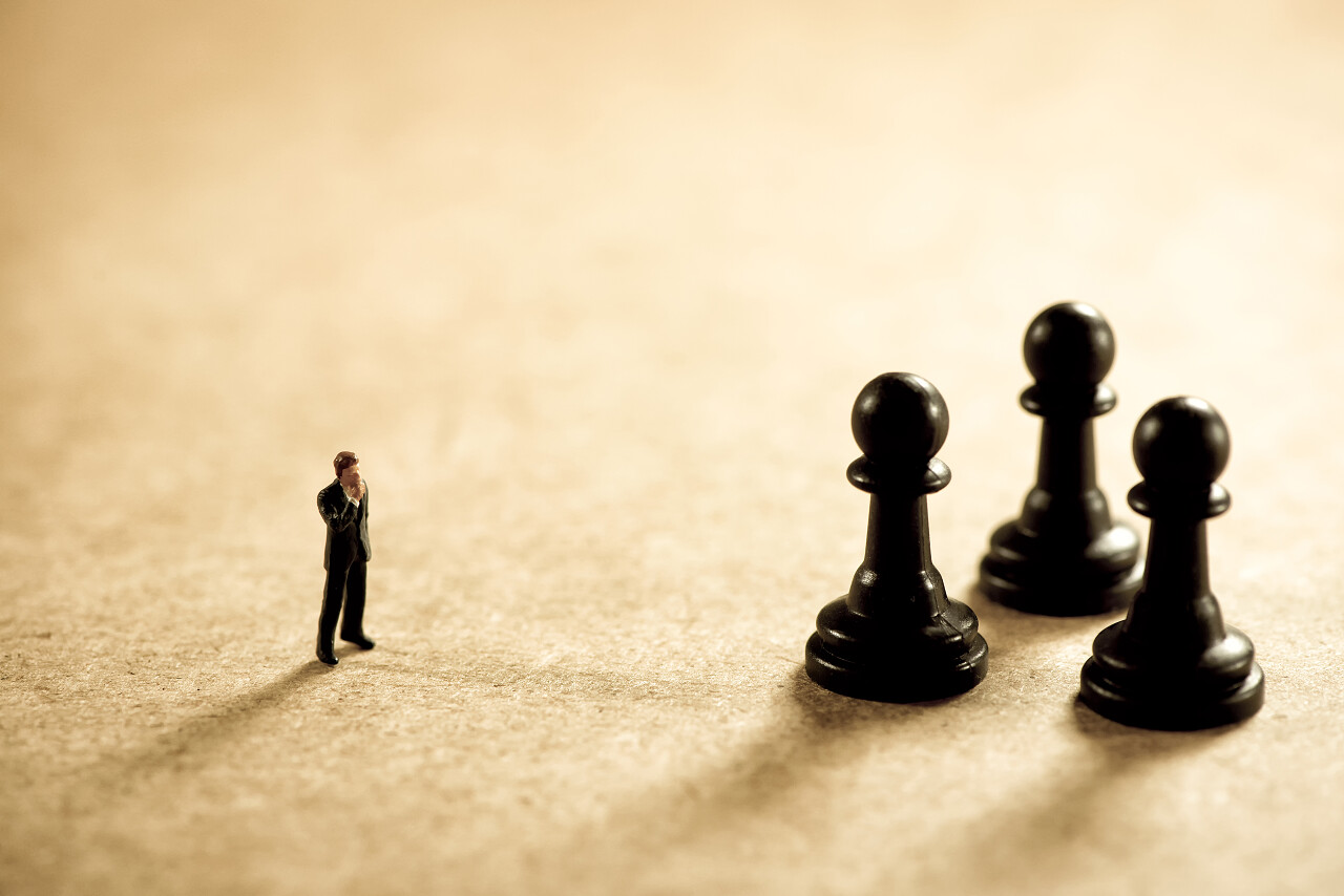 棋子前的商务小人