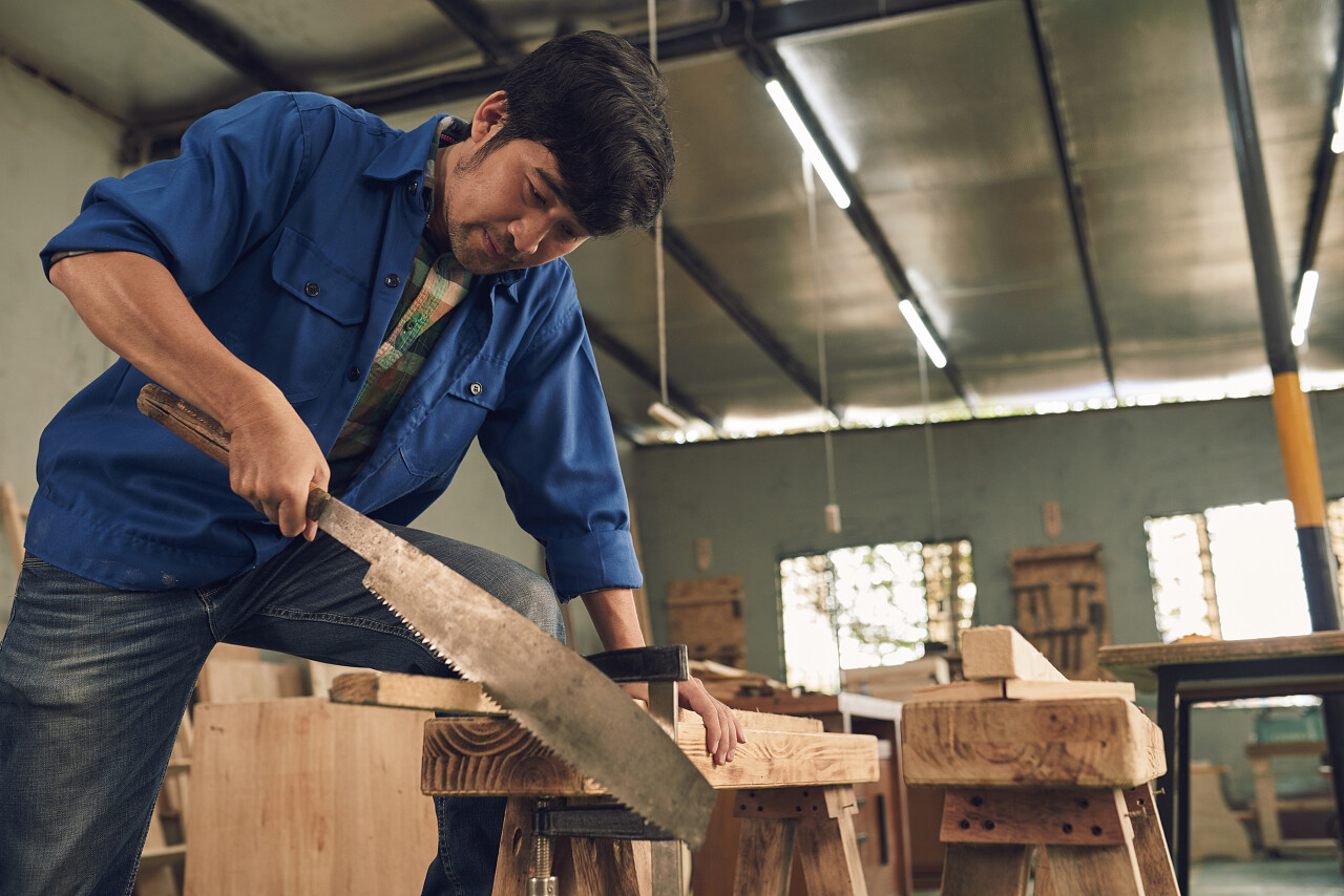 木匠在车间锯木板