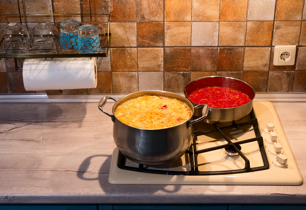 在厨房里准备食物