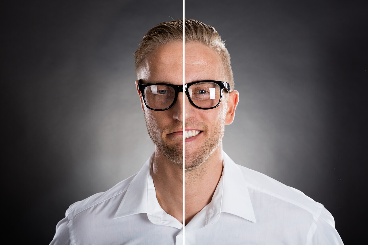 男人脸上显出高兴和悲伤的情绪