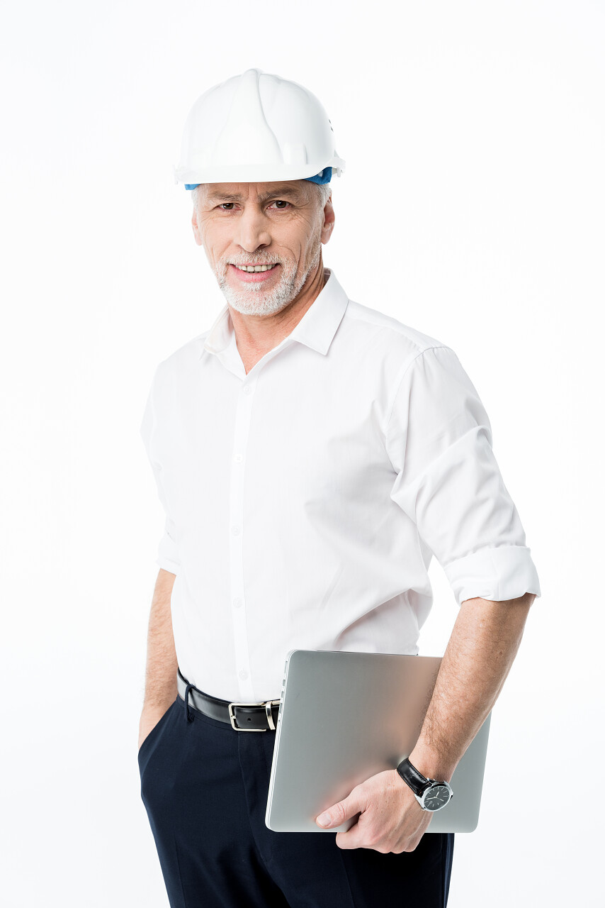 白色背景上一位工程师手里拿着平板看着镜头