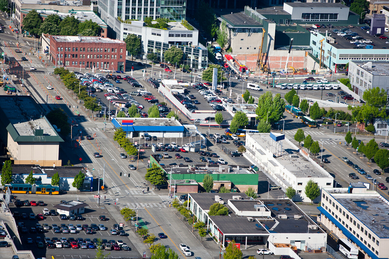 繁忙的城市白天的鸟瞰图