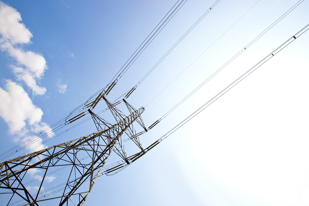 建在蓝天下的高压电塔