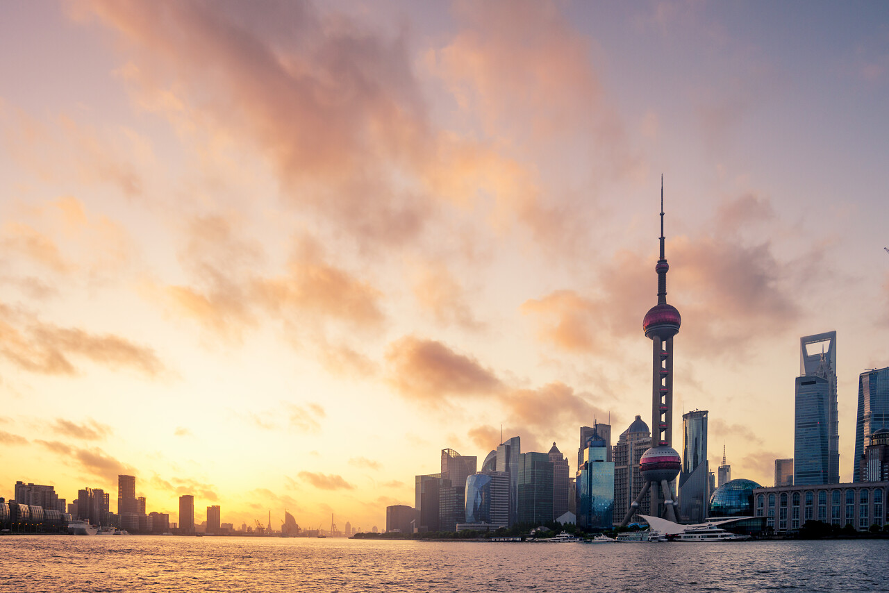 海上日出的景色与建在海边的城市上海旅游