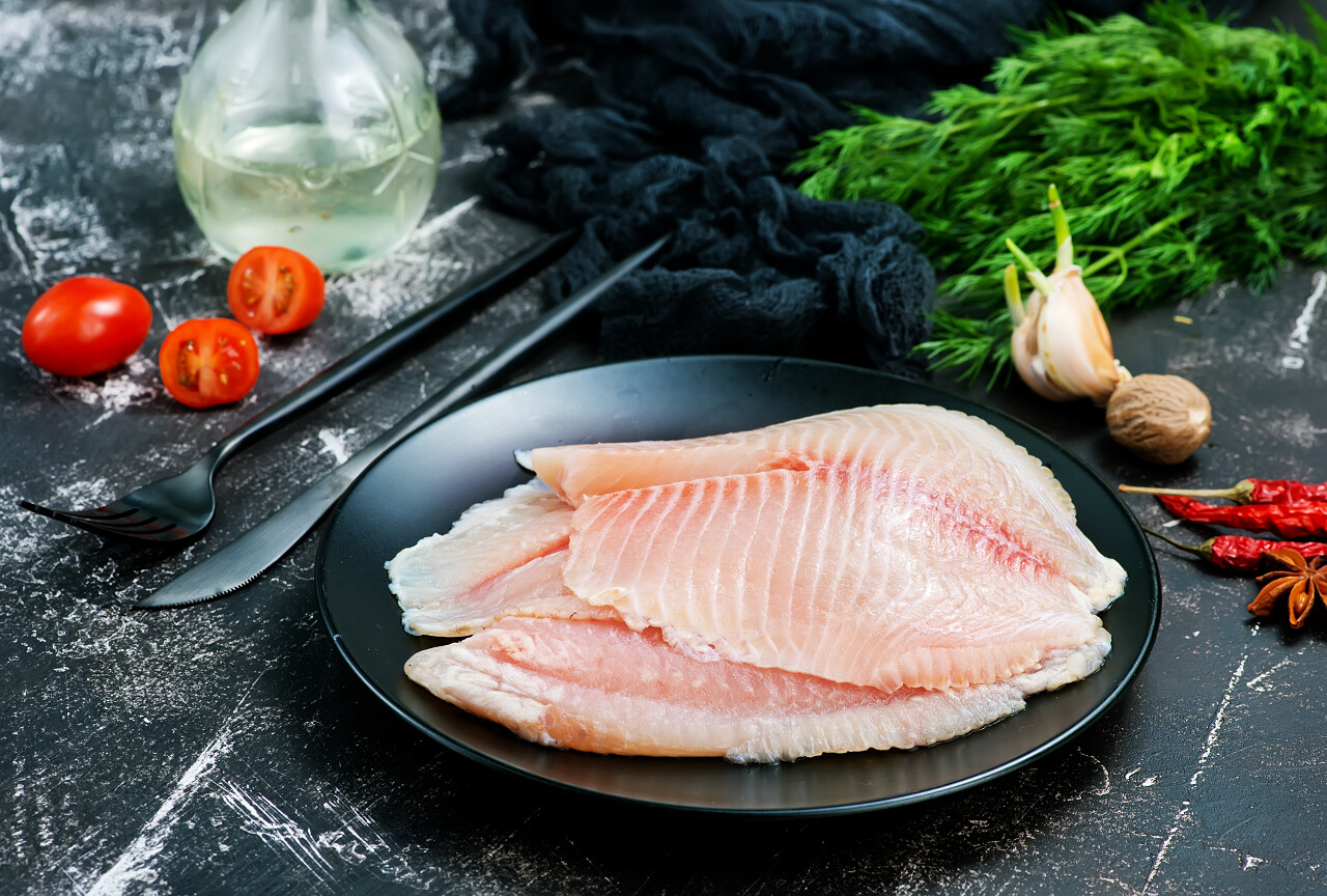 放在桌子上的新鲜的鱼肉