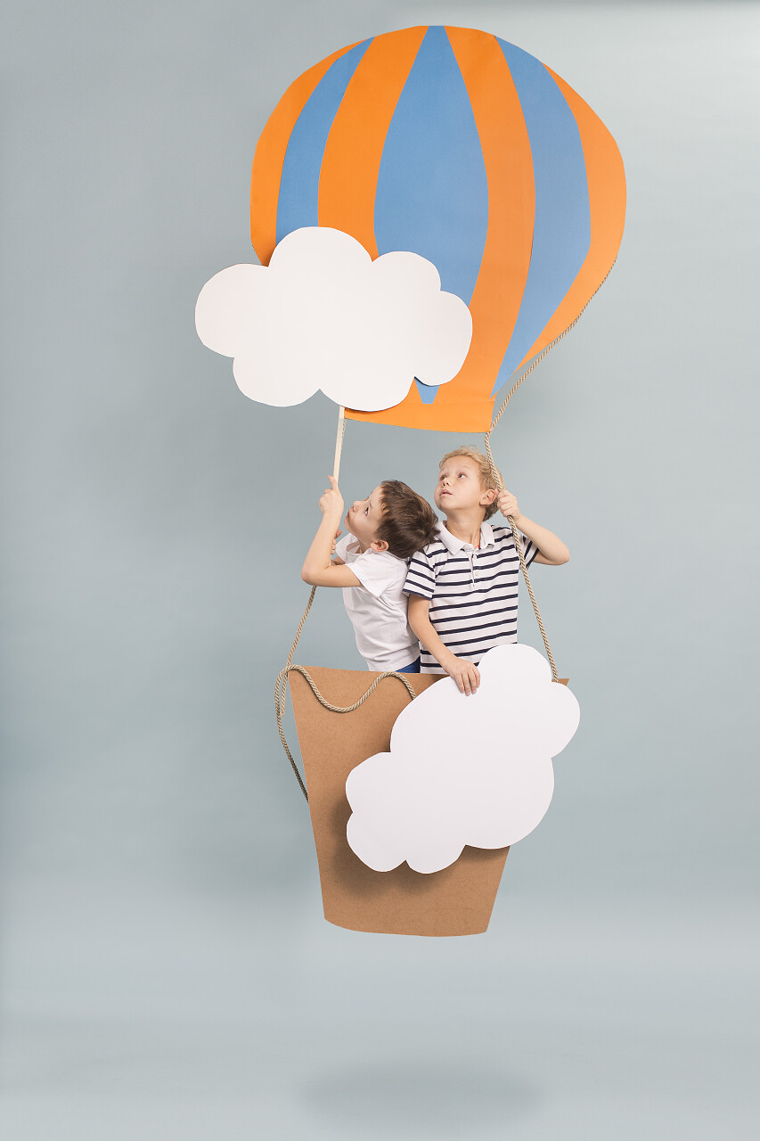 坐在手工制作热气球的兄弟六一儿童节61儿童节