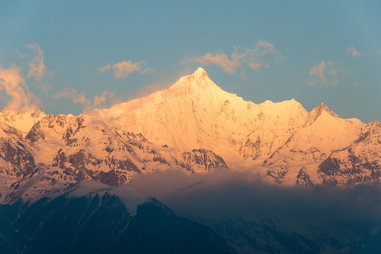 冬天阳光下雪山的风景云南旅游