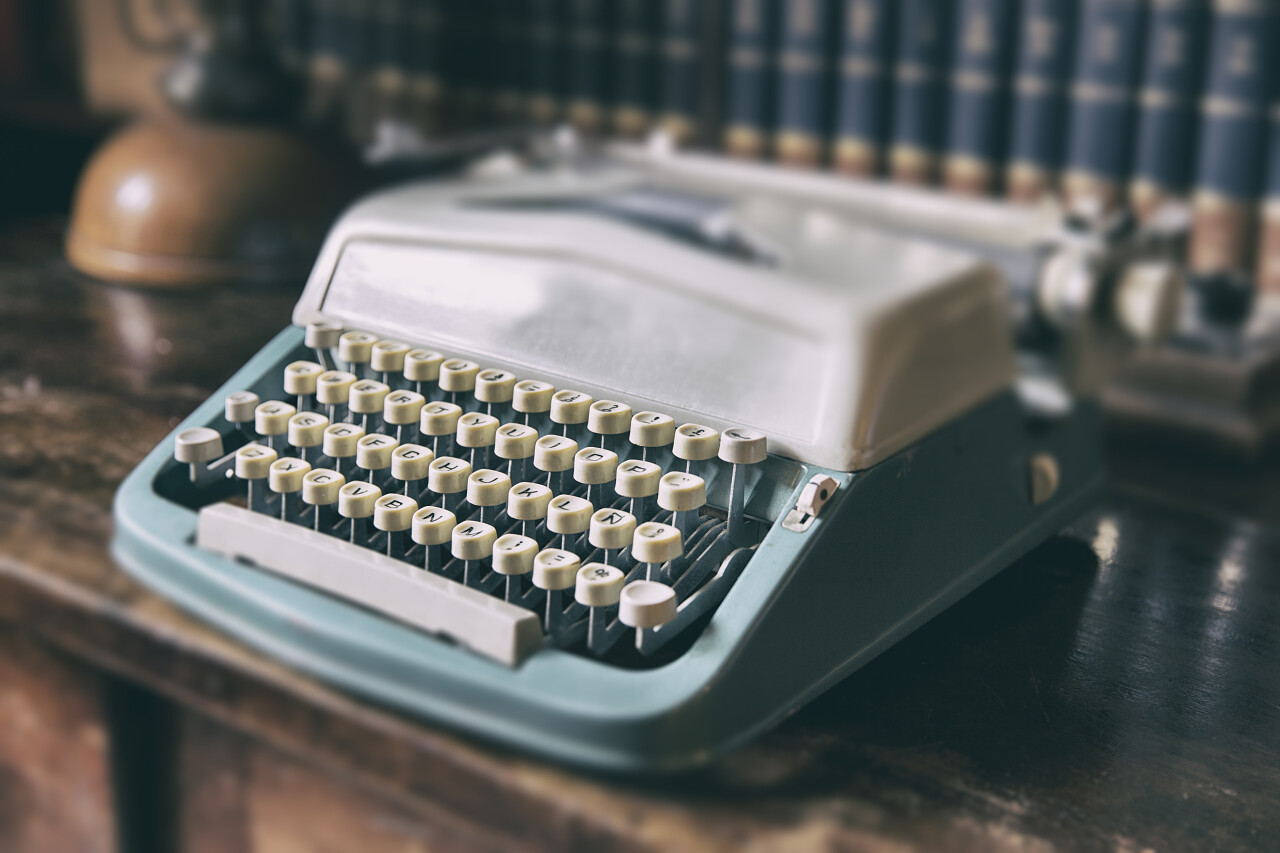 放在木桌上的老式打字机