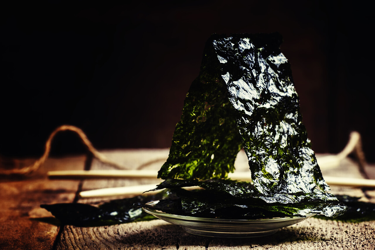 木桌上摆放着绿色的海苔干