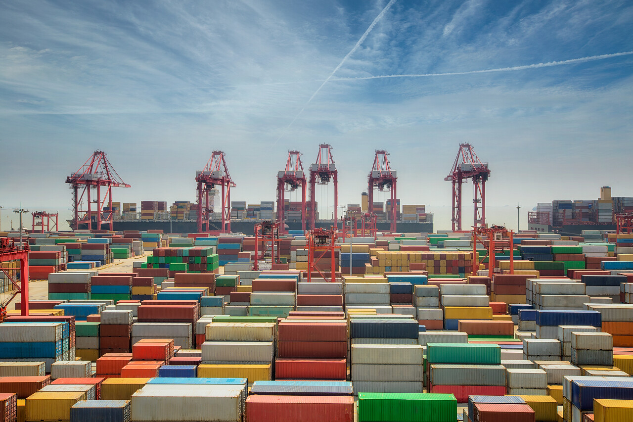 货船船坞的集装箱与起重机