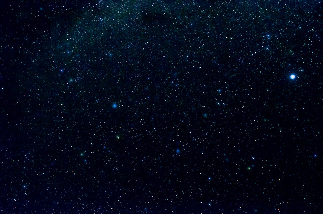 黑色背景上的星空的风景图