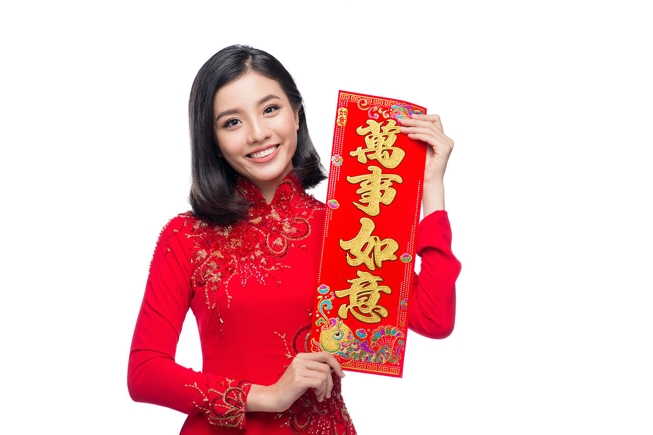 白色背景上一位女性身穿红色旗袍手中拿着对联新年习俗拜年