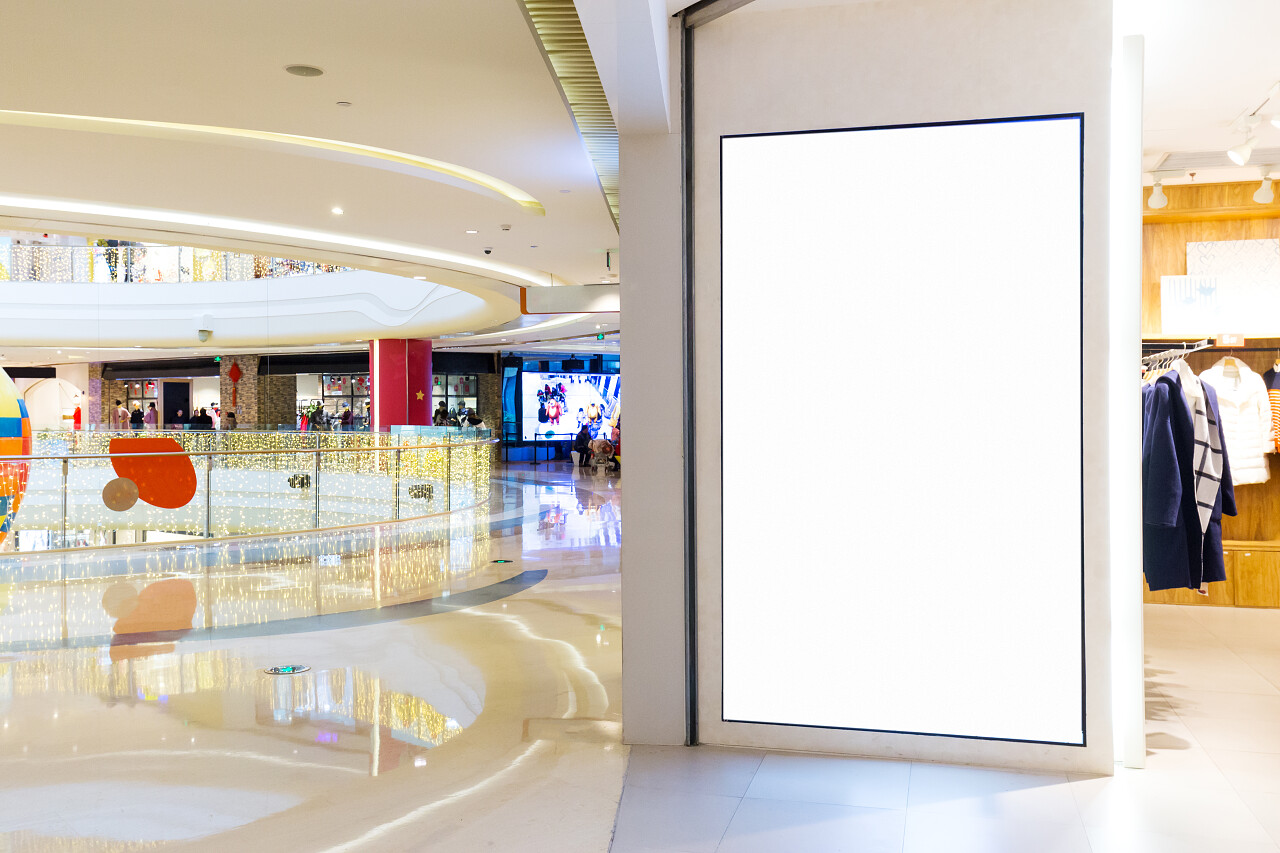 现代购物中心的走廊户外广告灯箱