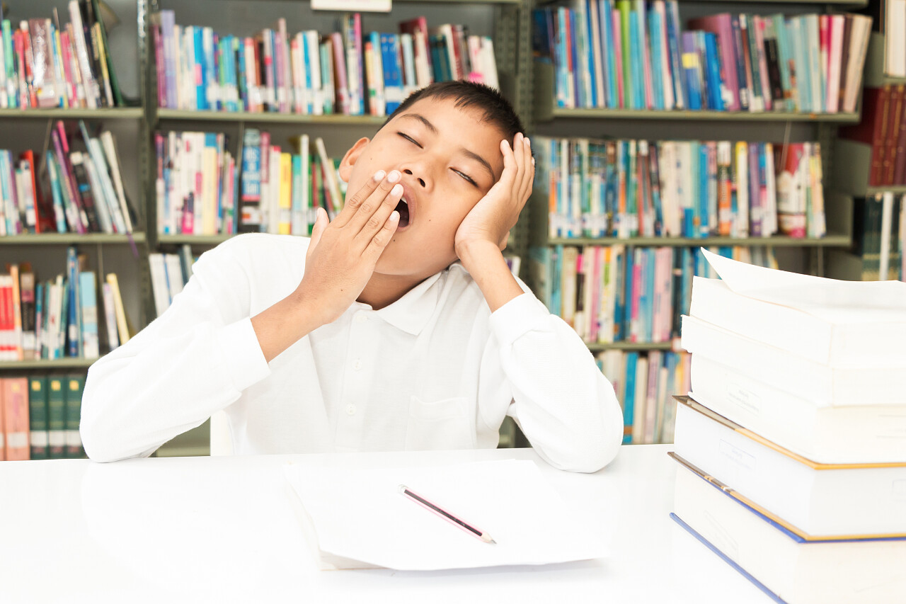 儿童保健做作业的时候睡着了