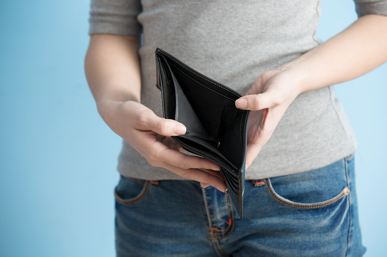 钱包里没有钱的年轻女子