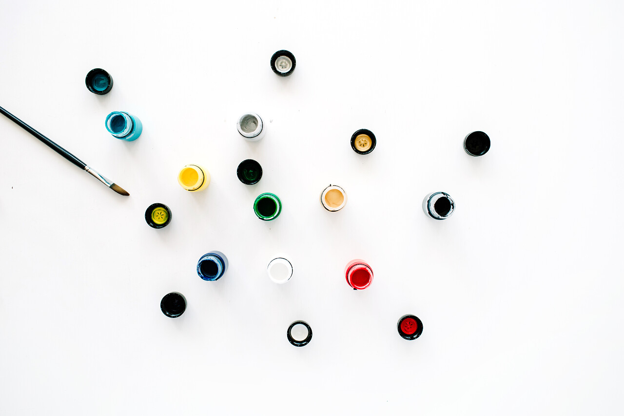 水彩画和白色背景上的画笔