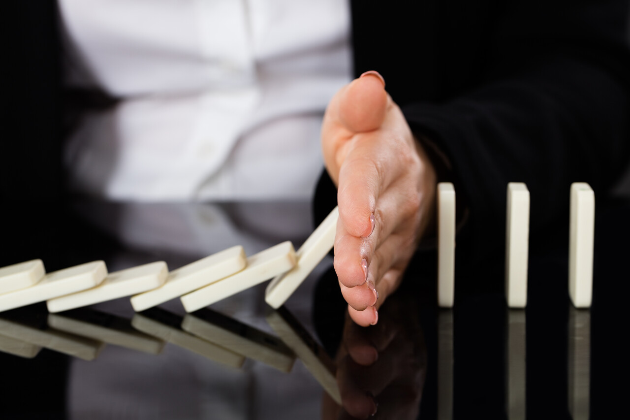 阻止多米诺骨牌落在办公桌