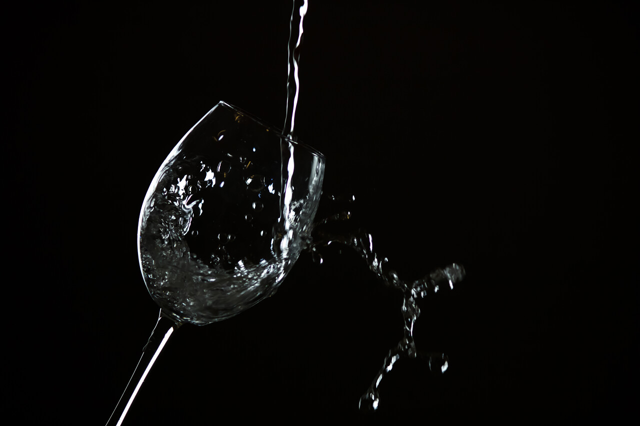 水在黑色背景上